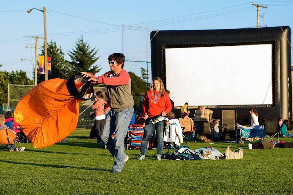 17387950_web1_outdoormovies