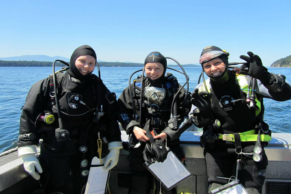 18786734_web1_scubadivers-dive-boat