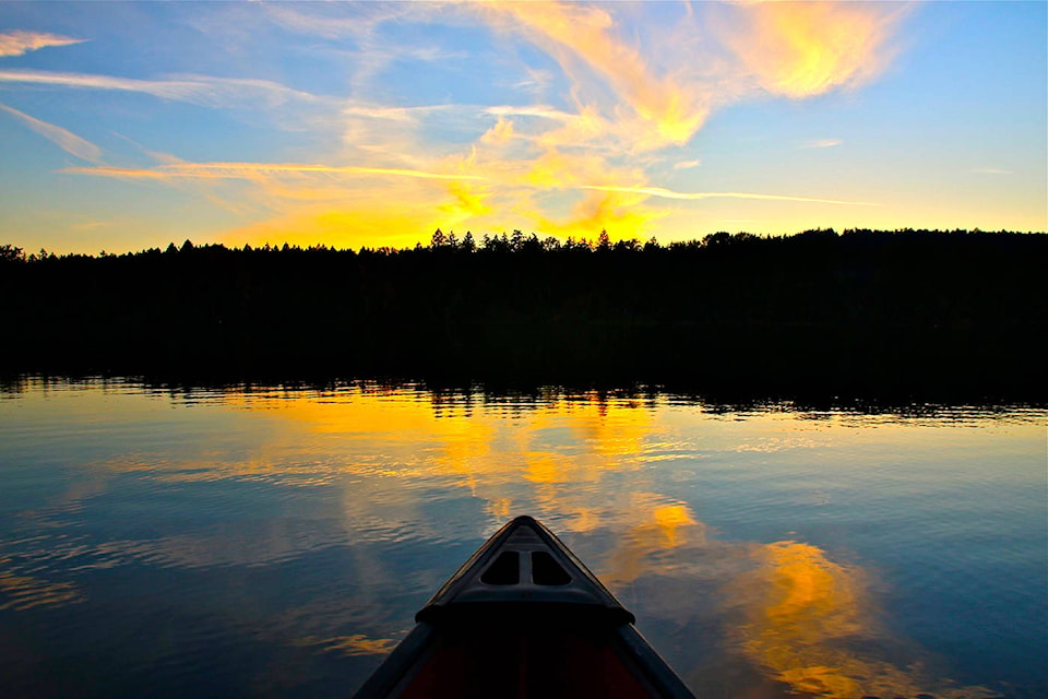 20004426_web1_SNEEriksenSunset-PaddleElkLake