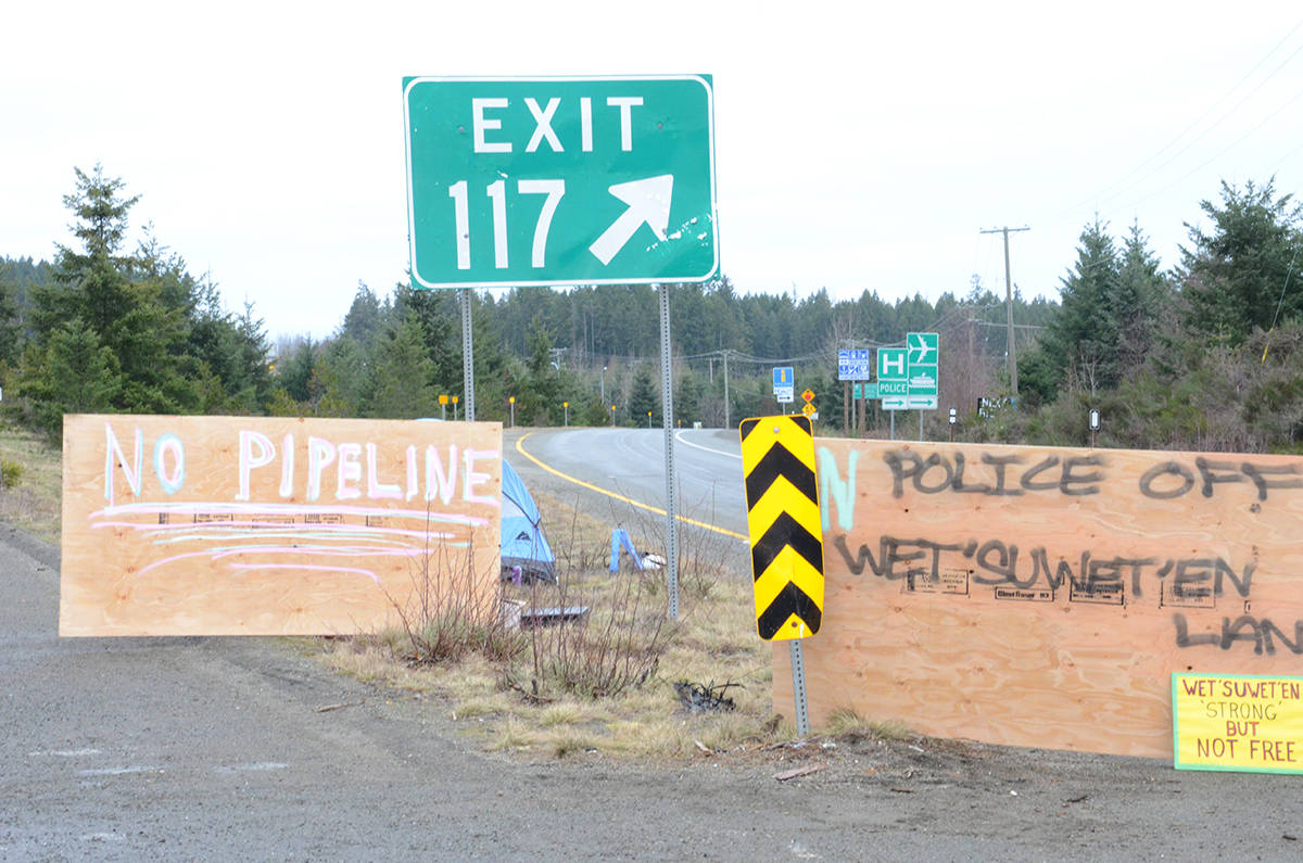 20497560_web1_copy_200113-CVR-Hwy-protest1