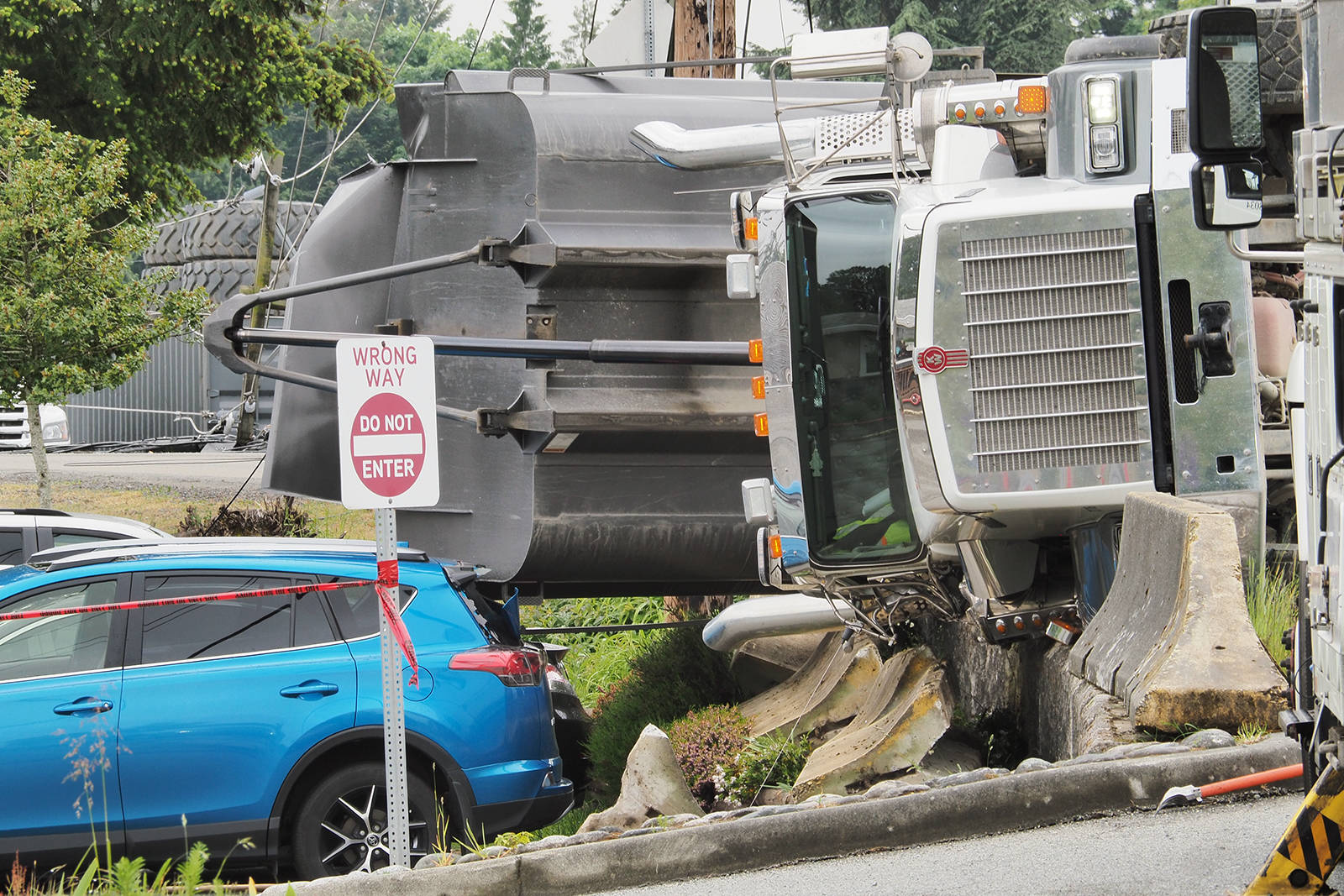 21647363_web1_copy_200527-NBU-semi-truck-crash_2