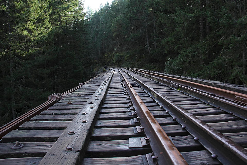 24609102_web1_210128-GNG-Signs-GoldstreamTrestle-Andre_9