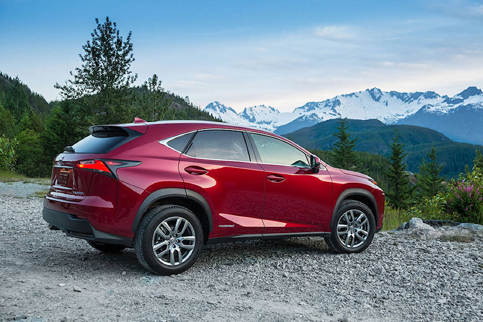 25922051_web1_210722-TodaysDrive-2021LexusNX300_1