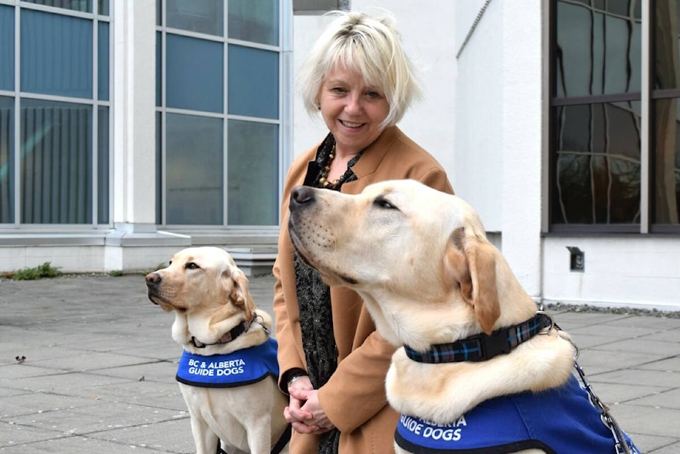 29553718_web1_220420-VNE-BonnieHenry-GuideDogs-photo_1