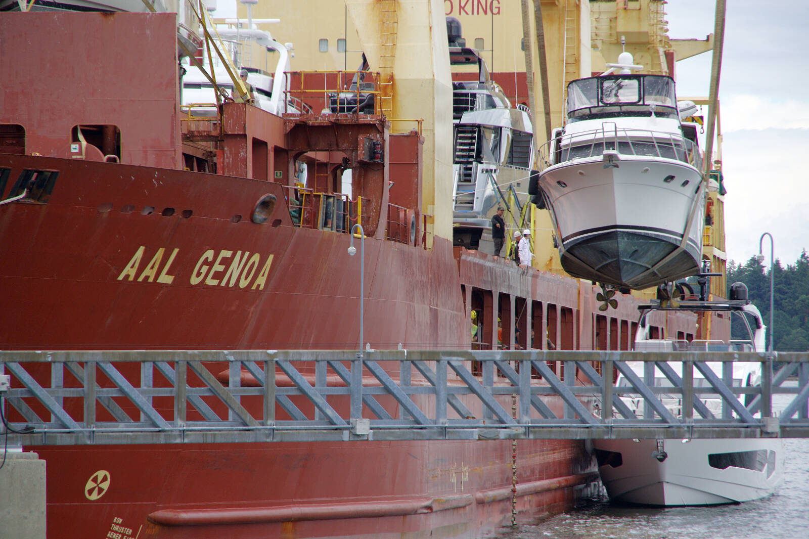 29788309_web1_220708-NBU-Yachts-unloading-_4