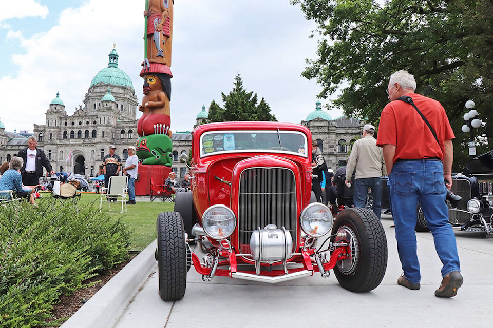 Visitors check out vintage Fords on the legislature grounds during the Northwest Deuce Days show and shine on the Inner Harbour Sunday. (Don Descoteau/News Staff)