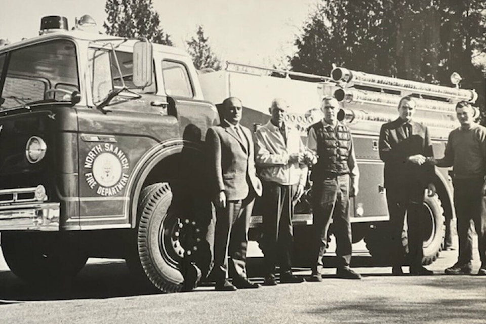 30169308_web1_220823-PNR-NorthSaanichFire-VintageFireEngine_1