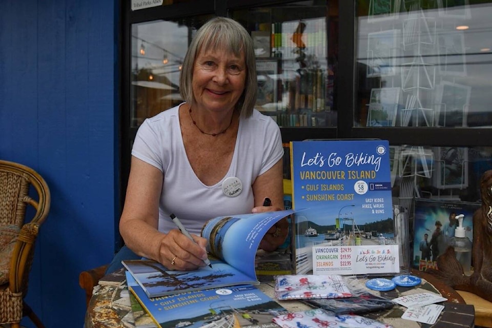 30255788_web1_220815-UWN-lets-go-biking-book-signing-at-mermaid-tales-BOOKS_1