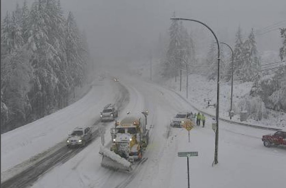 31151917_web1_201221-VNE-Snowfall-Warning-drive_1