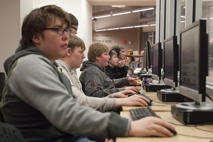 89261stettler160406_MSJ_Overnight-Gaming