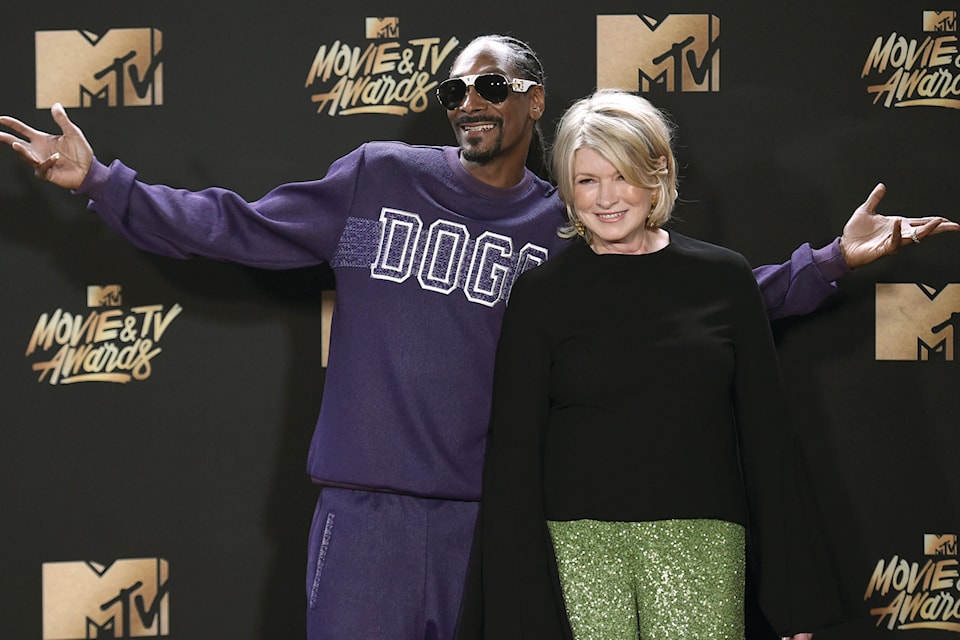 18683059_web1_190301-RDA-Martha-Snoop-Dogg