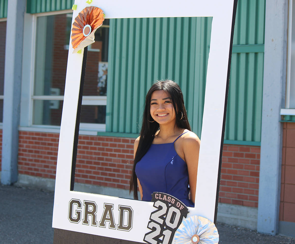 25625231_web1_210701-STI-GradPhotos-KayAnneCortado_1