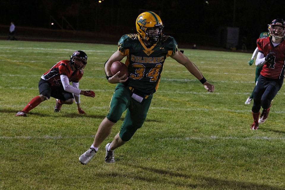Wildcat Kyle Dennis runs in the game-winning touchdown. (Dave Morris photo)