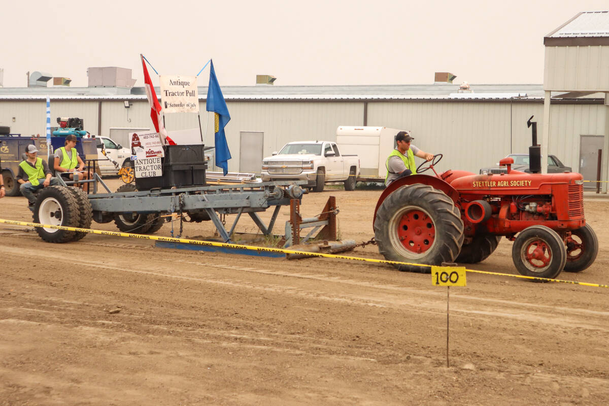 33554542_web1_230817-STI-Antique-tractor_4