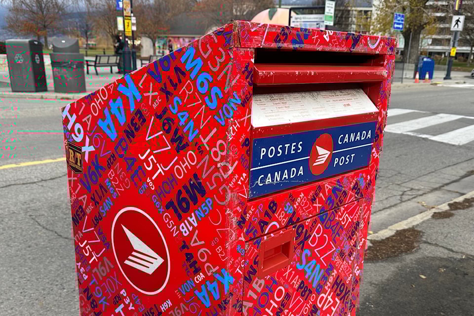 241128-sum-canada-post-drop-box