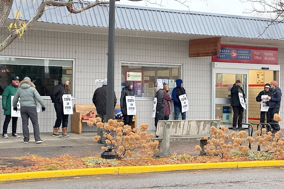 Members of the Canadian Union of Postal Workers are on strike in front of the Summerland post office. The nationwide strike began on Nov. 15. Among the issues are wages, benefits and job security. (John Arendt/Summerland Review)