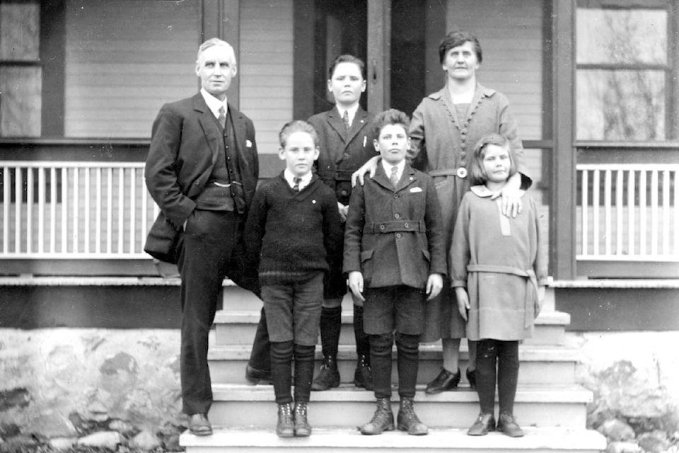 web1_170323-SUM-photo-historic-Smith-family_1