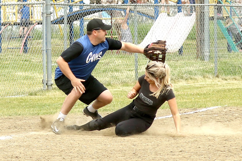 8372783_web1_170614-QCO-slo-pitch-tourney_5