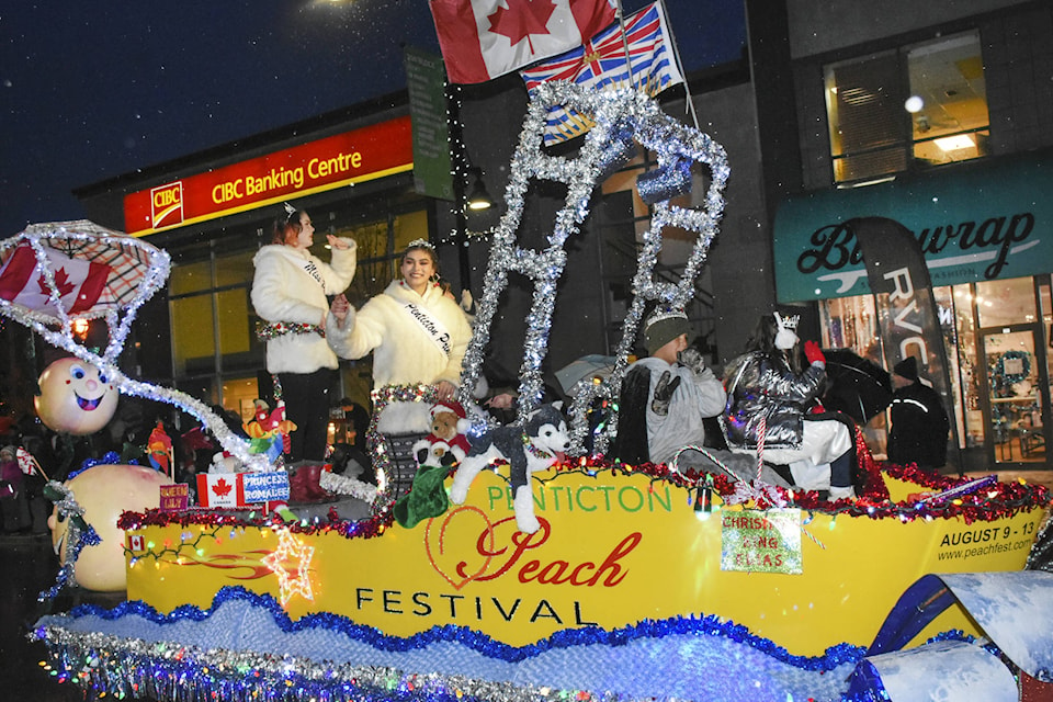 9633726_web1_171206-PWN-Santa-parade-07