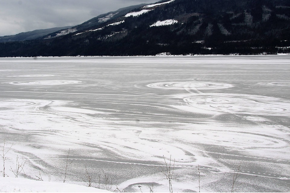 10882550_web1_180307-SAA-Crop-circle-on-lake4