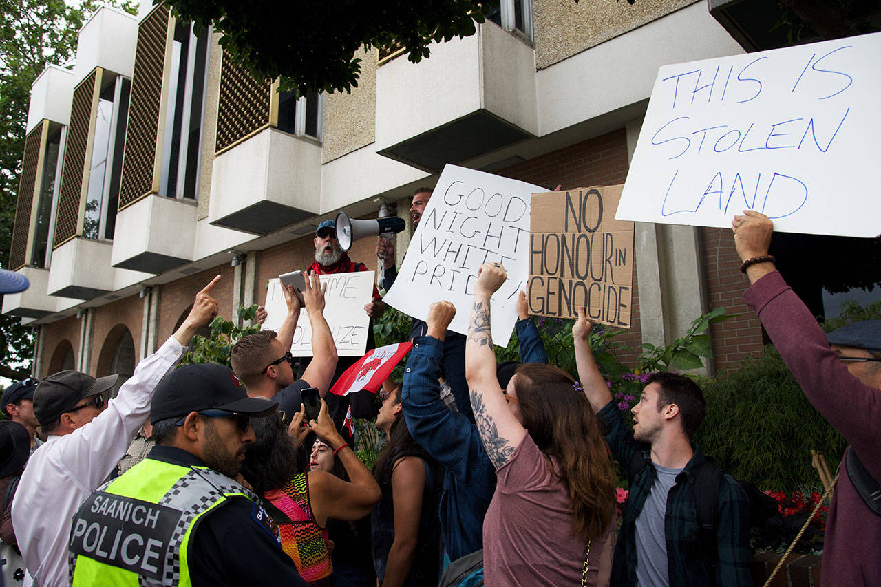 13101234_web1_180811-VNE-protest15