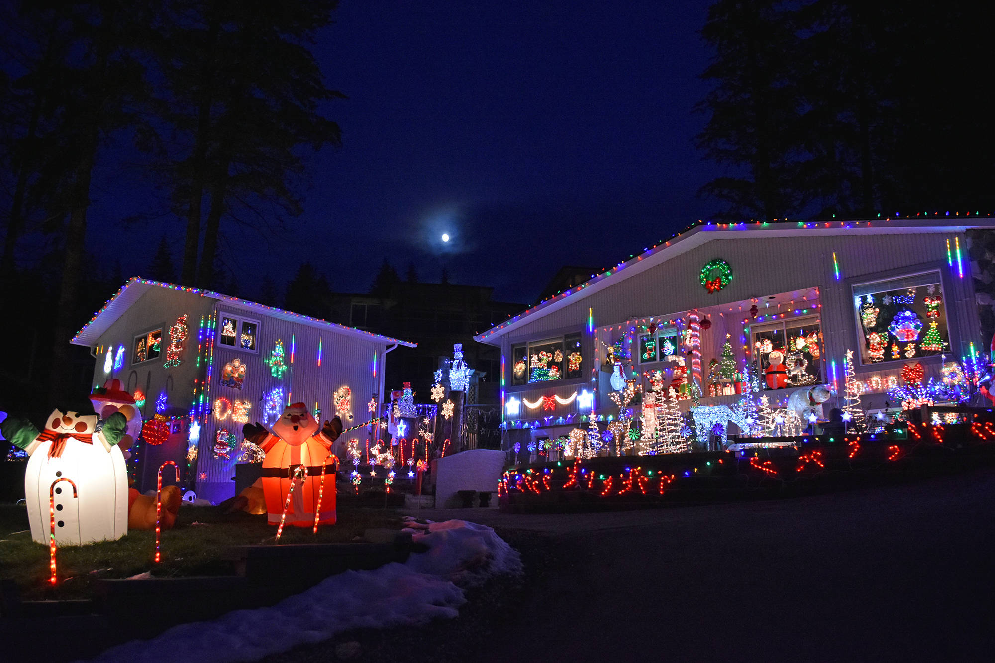 14888623_web1_181221-SAA-Christmas-lights-2320-1st-Ave-NE-3