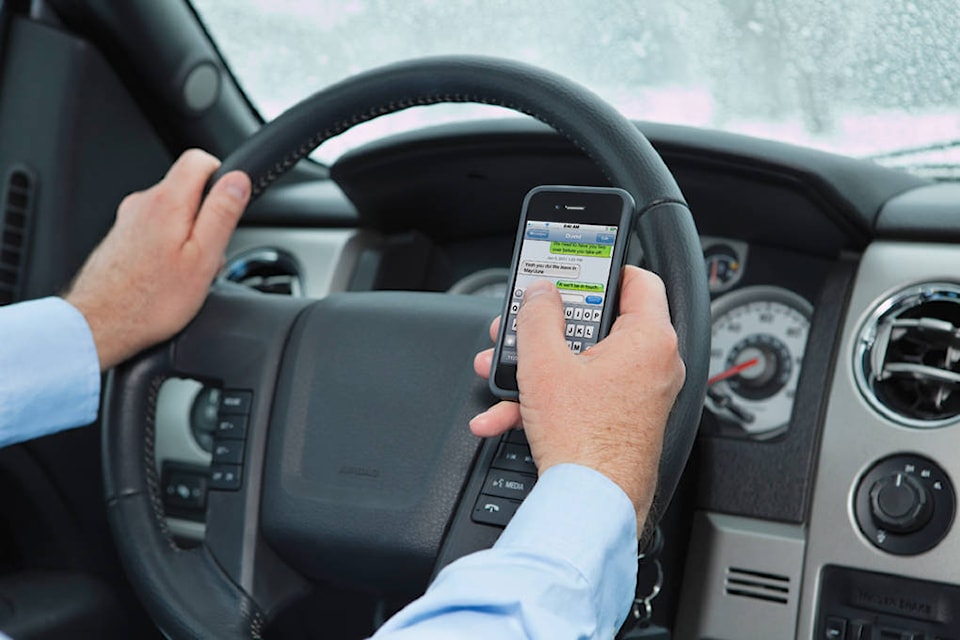 18404001_web1_Drivesmart-cell-phone-driving