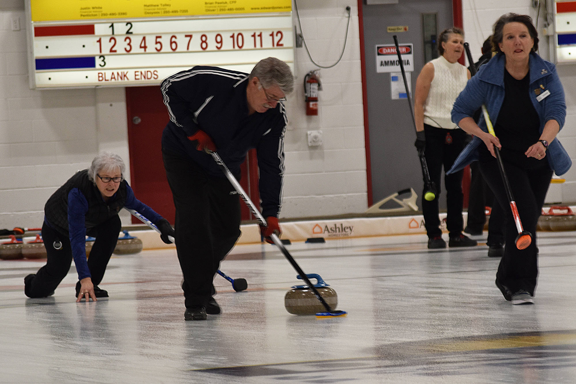 20751509_web1_200304-PWN-Sunday-Curling-Finals-Flare_6