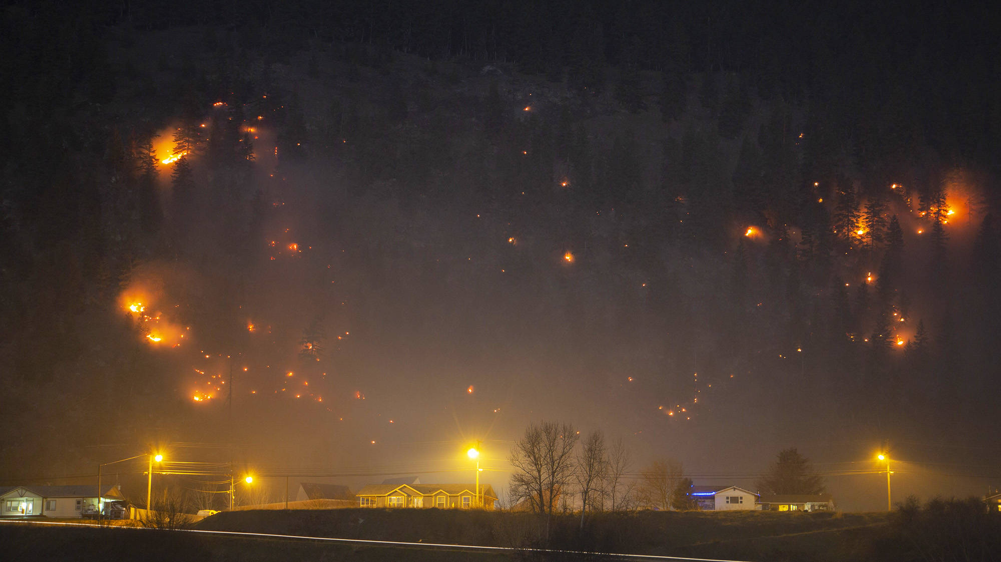 21216196_web1_200410-SAA-adams-lake-grass-fire_1