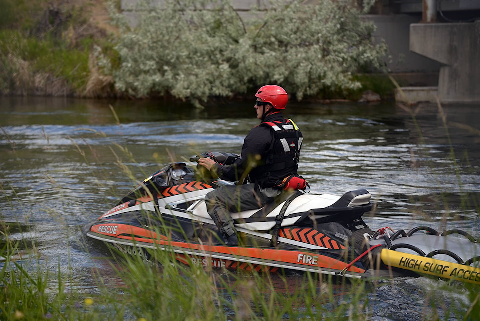 22201595_web1_PentictonFireDept_MarineRescue_DSC_2427