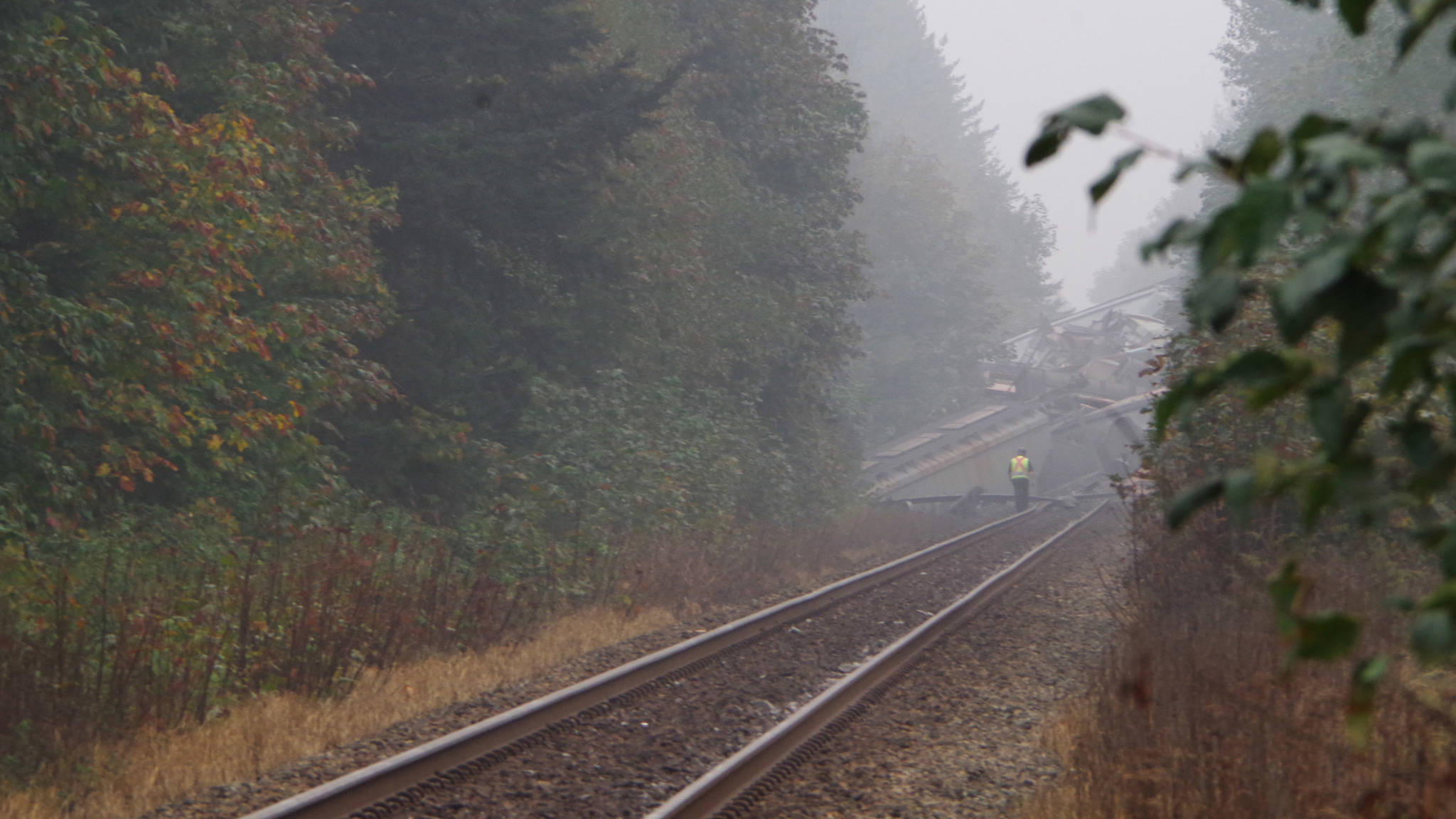 22702200_web1_200917-HSL-CleanUpTrainDerailment-1_8