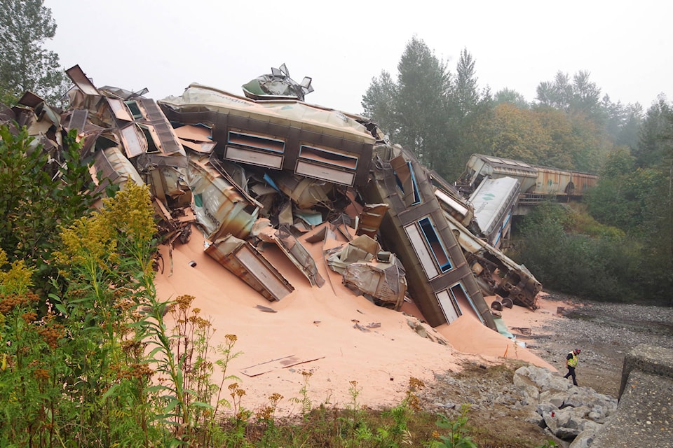 22740027_web1_200917-HSL-CleanUpTrainDerailment-1_6