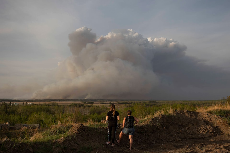 25202614_web1_210518-CPW-Sask-Fire-Evacuation-smoke_1