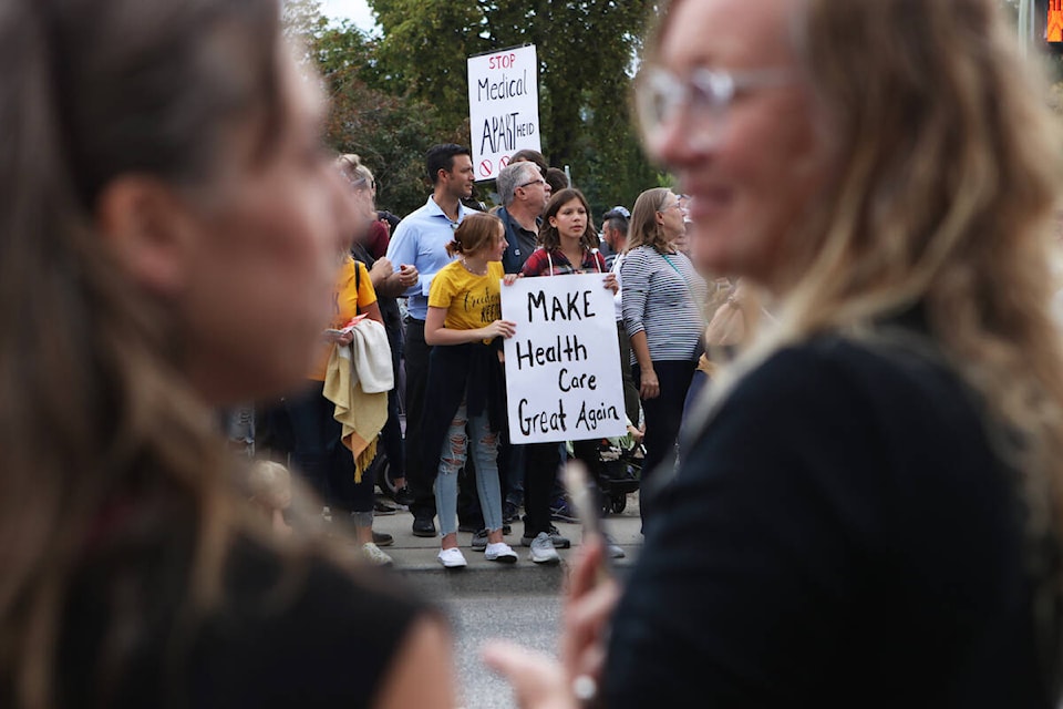 26384203_web1_210909-KCN-hospital-protest_10