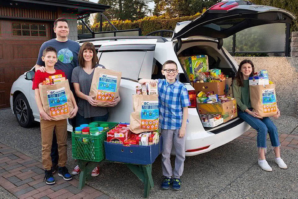 26517619_web1_210923-KCN-food-drive_1