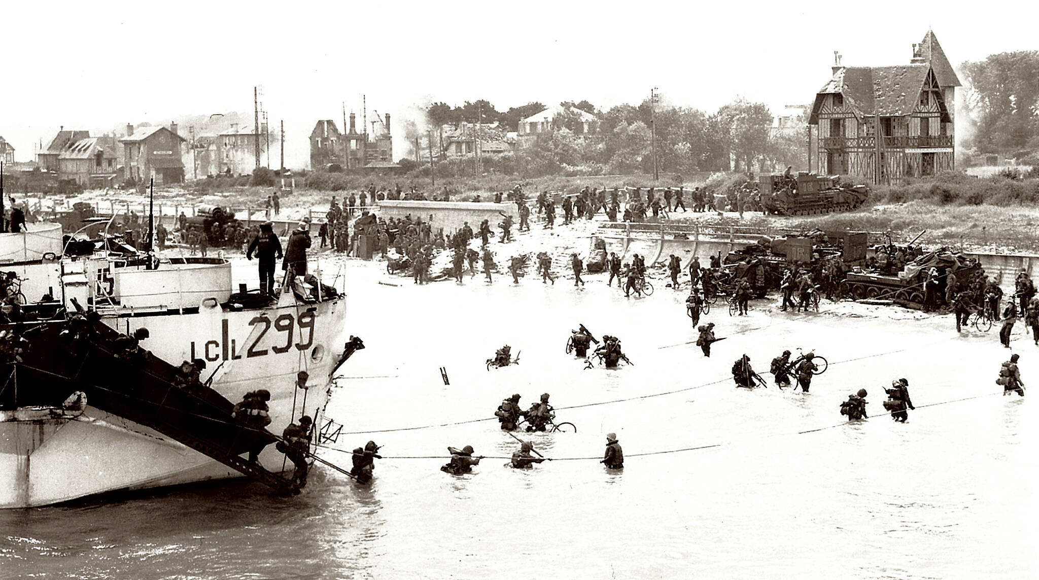 27136591_web1_190606-SUM-D-Day-veterans_1