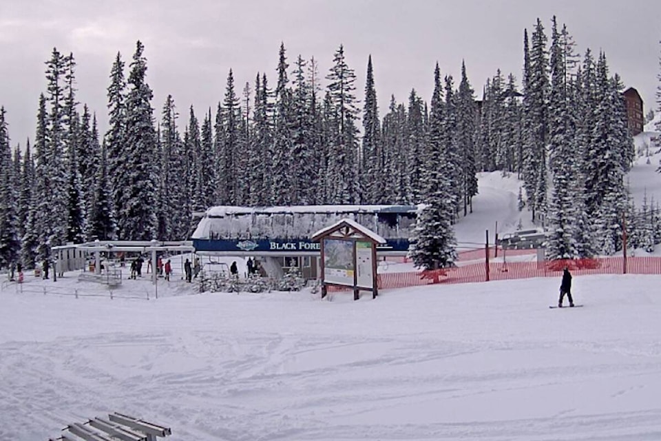 27416967_web1_211209-KCN-Big-white-snow-chair-PUSH_1