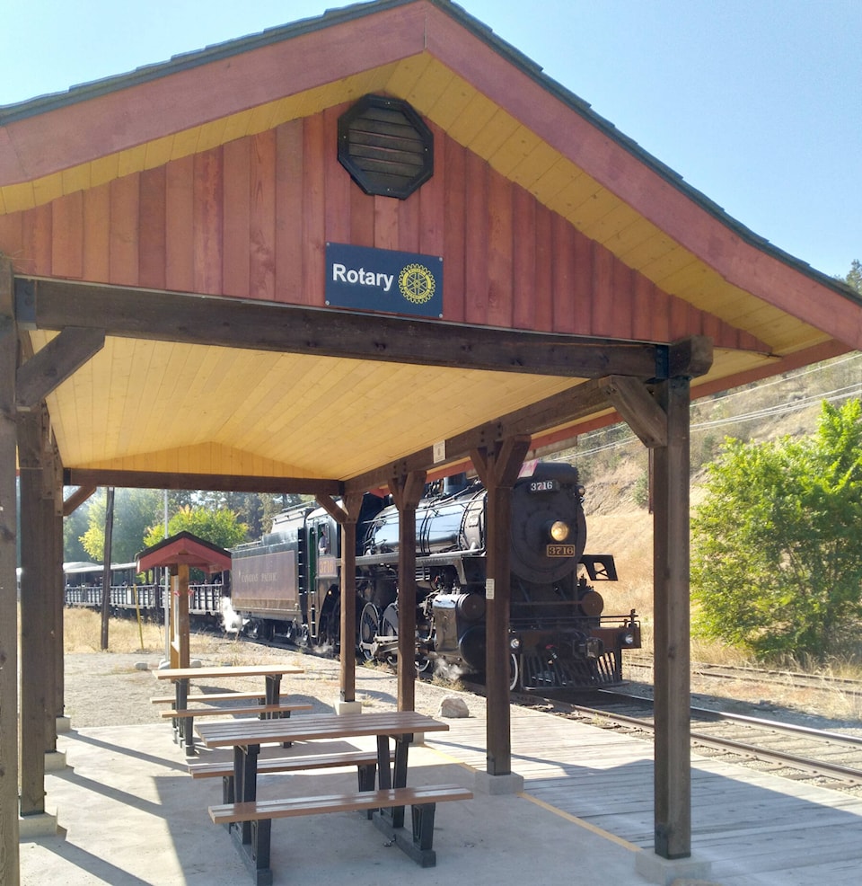 30769263_web1_221027-SUM-Rotary-draws-SUMMERLAND_2