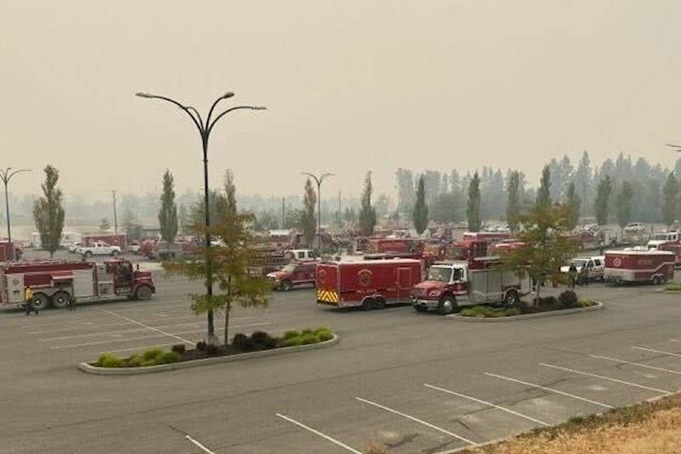 33670844_web1_230822-KCN-regional-wildfire-update-tuesday-firetrucks_1