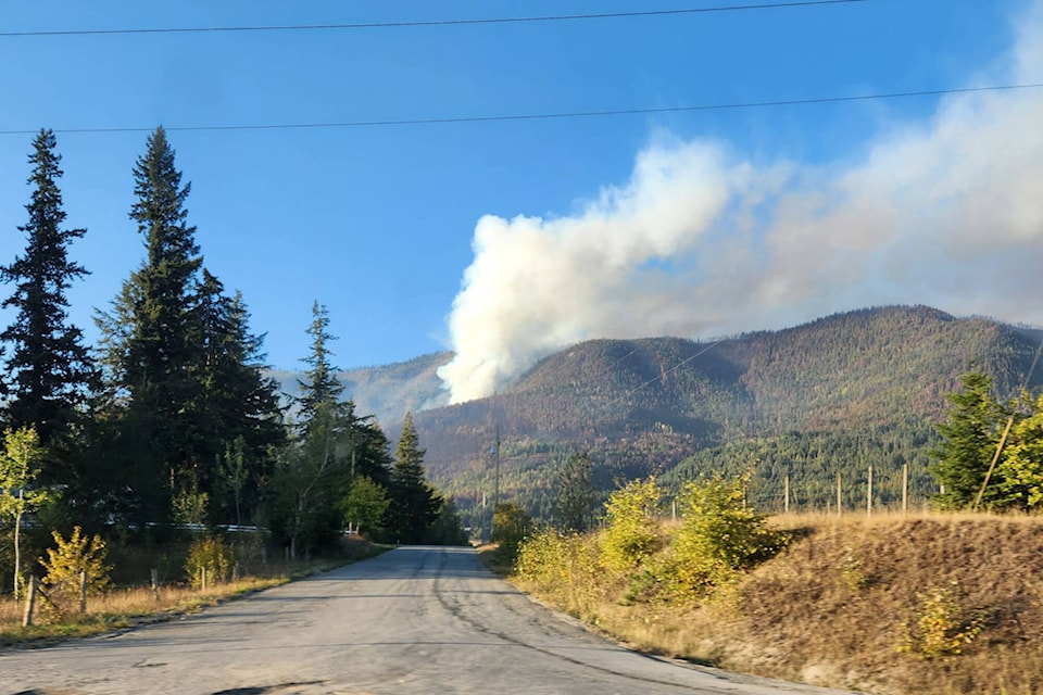 33912229_web1_230915-SAA-WEB-Sorrento-fire-plume_1