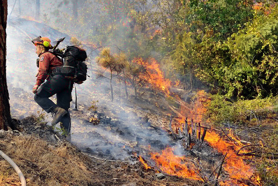 33961492_web1_230921-KCN-westk-peachland-fires-wednesday_1
