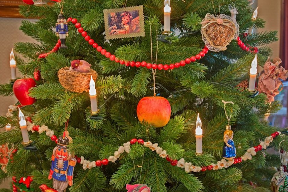 tis-the-season-victorian-christmas-tree_cos