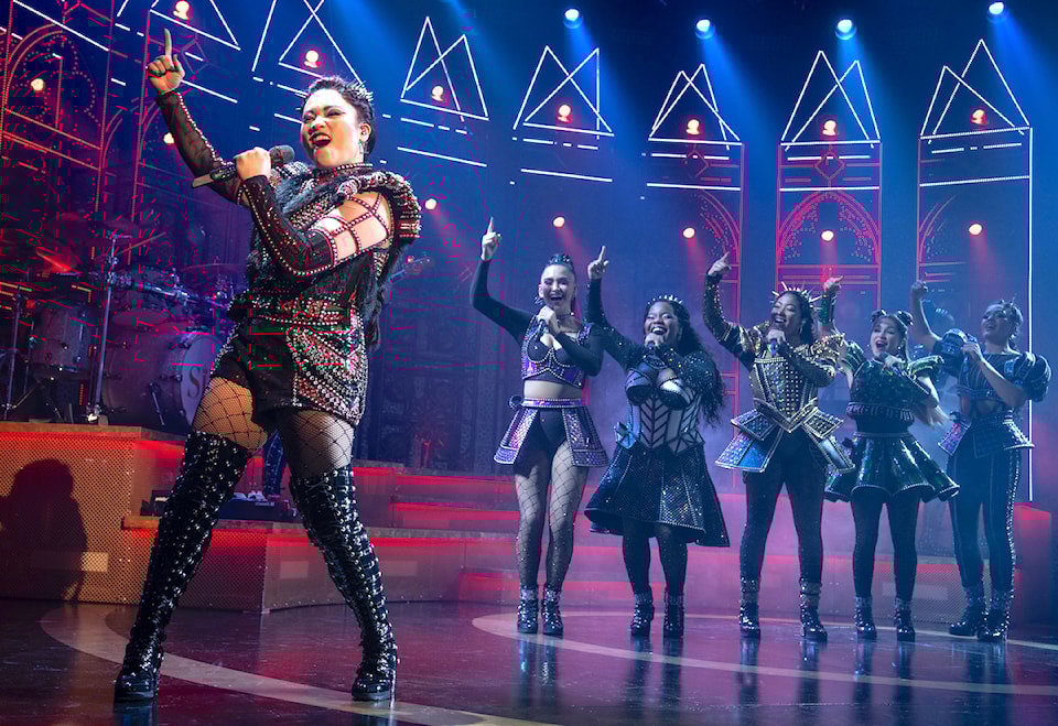 6-danielle-mendoza-as-anna-of-cleves-in-the-north-american-tour-boleyn-company-of-six-photo-by-joan-marcus1097r2