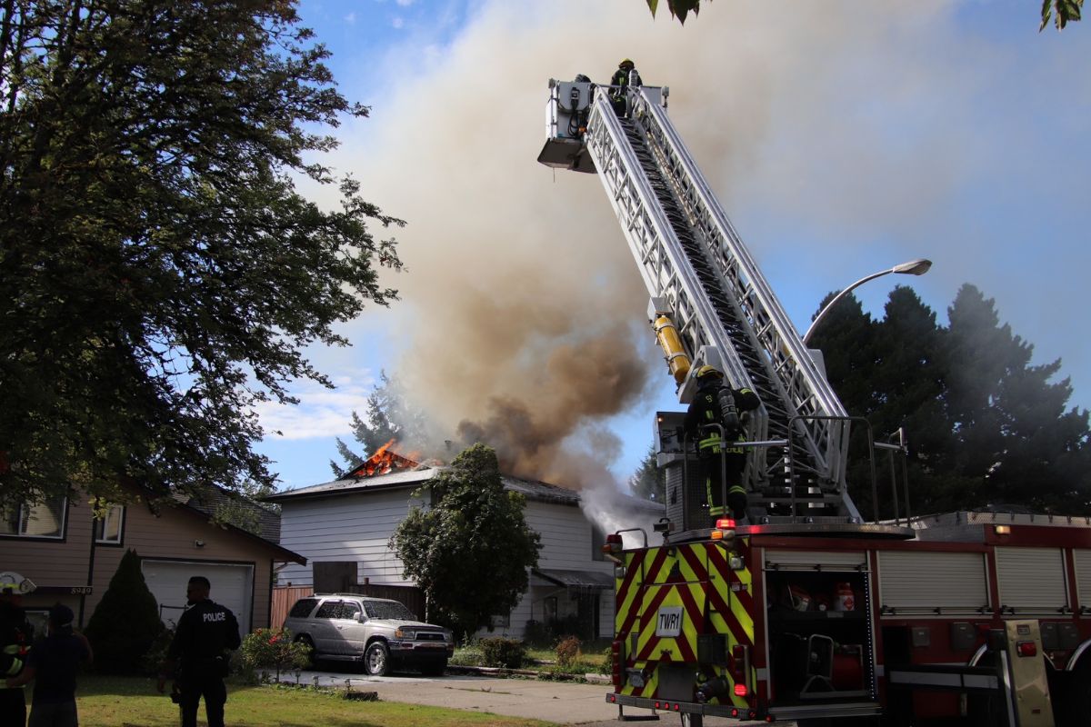 【wwk】Room fire Firefighters battle blaze in two-storey Fleetwood home