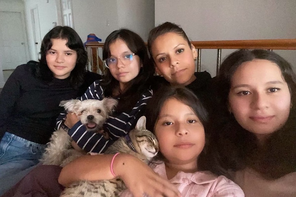 Lori Diven, a neighbour, created the fundraiser to help Berenice Ssnchez and her four young daughters, Zaira (17), Bryanna (15), Ariana: (13) and Idania (9). 