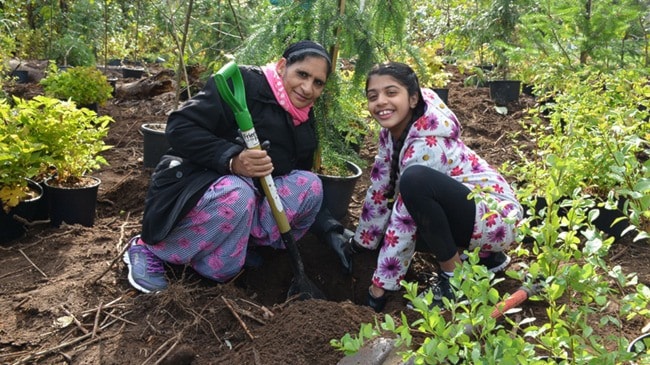 21114cloverdalewNTD2015_GrandmaGirlPlanting