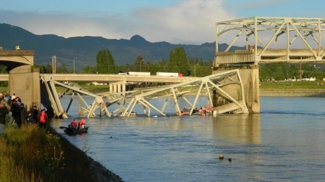 41857BCLN2007EverettHerald-SkagitRiverBridgeCOllapse1