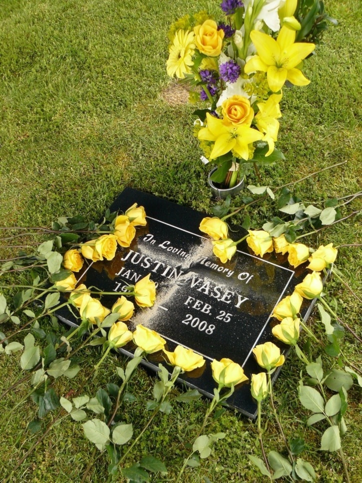 88821surreyVasey_service_headstone_w_flowers