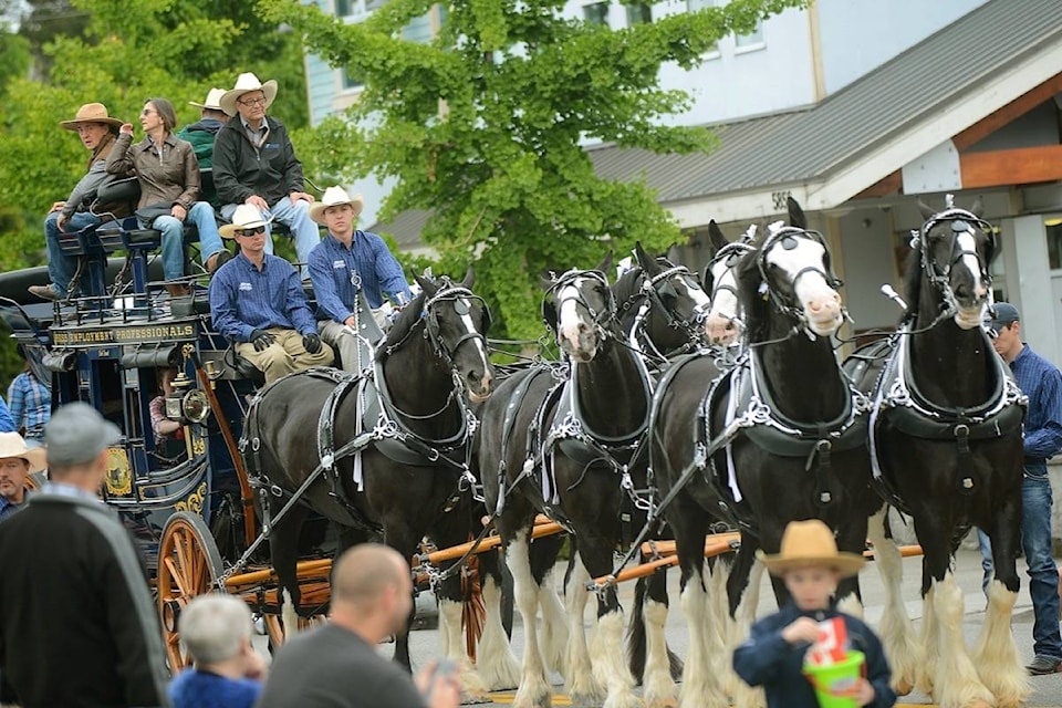 web1_170518-CLR-M-Parade-Stagecoach-BJ-May21