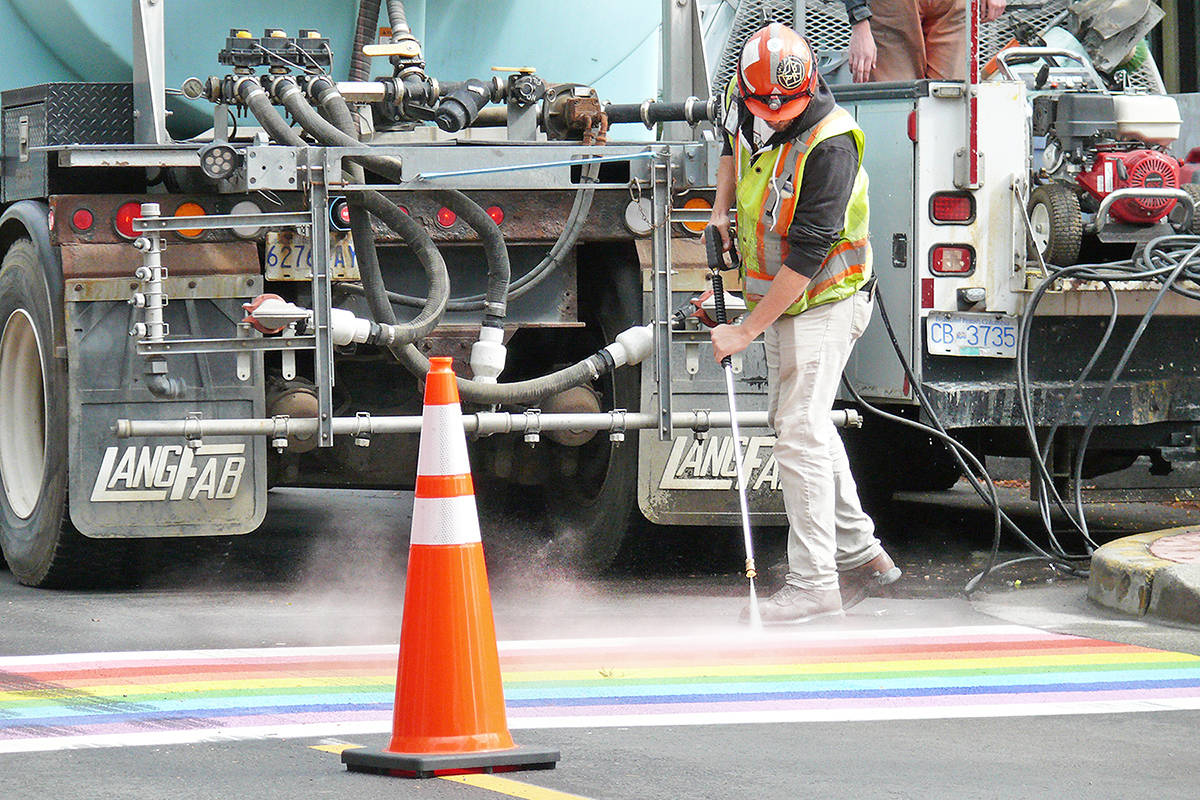 8547522_web1_170918-LAT-rainbow-crosswalk-being-fixed